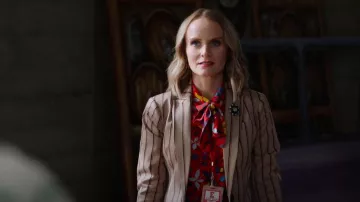 Tommy Hilfiger Veste tissée à rayures à un bouton portée par Miss Jenn (Kate Reinders) comme on le voit dans High School Musical: The Musical: The Series (S04E06)