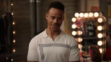 Reiss Sargent Polo usado por Mr. Mazzara (Mark St. Cyr) como se ve en High School Musical: The Musical: The Series (S04E07)