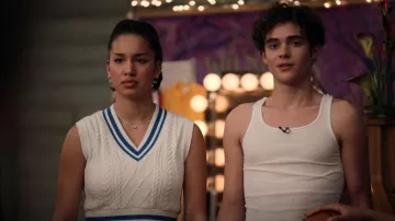 Débardeur en tricot Urban revivo avec rayures bleues-blanches porté par Gina (Sofia Wylie) comme on le voit dans High School Musical: The Musical: The Series (S04E07)