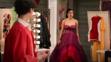 Carolina Herrera Robe bustier en tulle - Violet porté par Gina (Sofia Wylie) comme on le voit dans High School Musical: The Musical: The Series (S04E08)