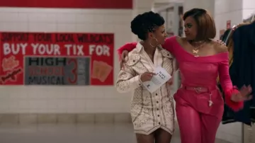 Asos Design Pantalon à jambes droites en faux cuir en rose porté par Kourtney (Dara Reneé) comme vu dans High School Musical: The Musical: The Series (S04E08)