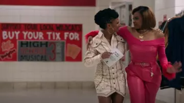 Asos Design Pantalon à jambes droites en faux cuir en rose porté par Kourtney (Dara Reneé) comme vu dans High School Musical: The Musical: The Series (S04E08)