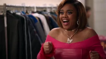 Asyou Fur Cuff Bardot Knitted Crop Top en rose vif porté par Kourtney (Dara Reneé) comme vu dans High School Musical: The Musical: The Series (S04E08)