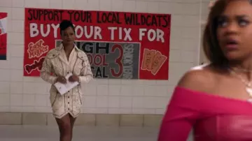 Mini vestido estructurado de diseño de Asos con adorno de perlas usado por Monique Coleman (Monique Coleman) como se ve en High School Musical: The Musical: The Series (S04E08)