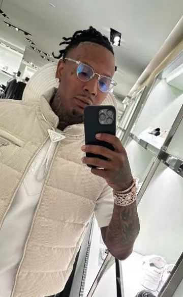 Camiseta en relieve Prada White Triangle usada por Moneybagg Yo en la cuenta de Instagram @moneybaggyo