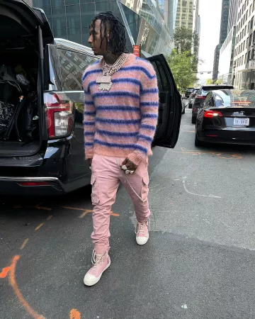 Pantalon cargo Mastodonte rose clair Rick Owens DRKSHDW porté par Moneybagg Yo sur le compte Instagram @moneybaggyo