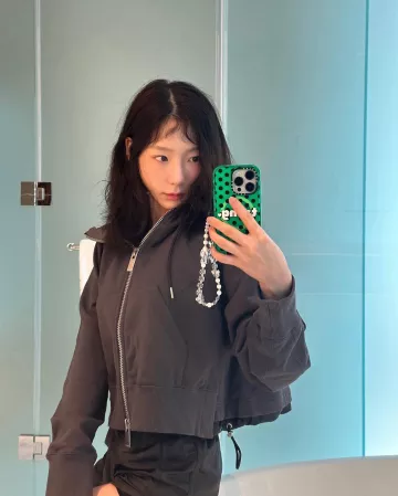 Casetify Butterfly Phone Charm Aurora porté par Taeyeon sur son Instagram le 14 août 2023