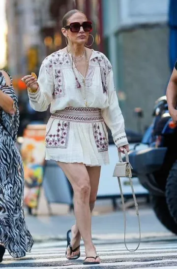 Isabel Marant Etoile Vera Cheesecloth Falda bordada usada por Jennifer Lopez en la ciudad de Nueva York el 14 de agosto de 2023