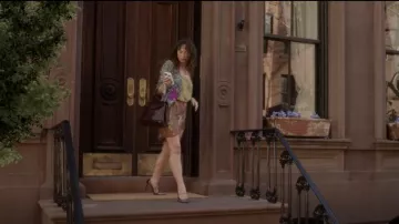 Miu Miu Crystal Net Mary usada por Lisette Alee (Katerina Tannenbaum) como se ve en And Just Like That... (S02E09)