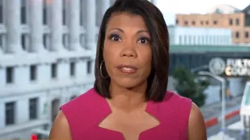 Tahari ASL Star Neck Sheath Dress In Wild Berry usado por Nikole Killion como se ve en CBS Mornings el 14 de agosto de 2023