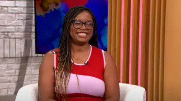 Hillary MacMillan Knit Swirl Midi Vestido usado por L'Oreal Thompson Payton visto en CBS Mornings el 14 de agosto de 2023