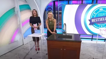Sandalias de plataforma festoneada de Prada usadas por Savannah Guthrie como se ve en Today el 14 de agosto de 2023