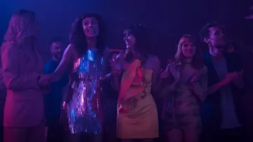 Robe volumineuse Zara portée par Carmen (Paula Malia) vue dans Valeria (S03E07)