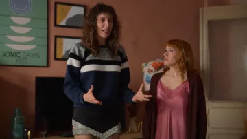 Sandro Igal Pull porté par Lola (Lauren McFall) vu dans Valeria (S03E07)