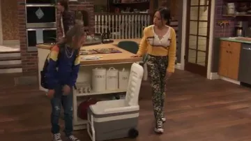 Mother The Print­ed High-Waist­ed Jeans worn by Ivy (Emmy Liu-wang) as seen in Raven's Home (S06E14)