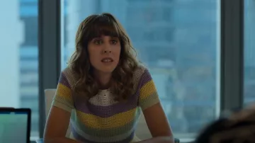 Sandro Ninon Pull à manches courtes rayées en beige porté par Carmen (Paula Malia) vu dans Valeria (S03E07)