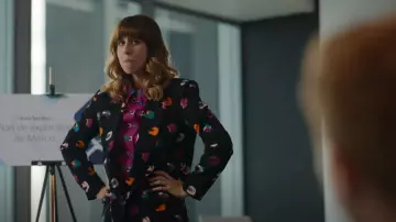 Minueto Hel­met Printed Jack­et worn by Carmen (Paula Malia) as seen in Valeria TV series outfits (S03E05)