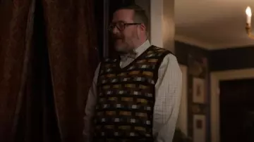 Todd Snyder Meri­no Vest worn by Howard Morris (Michael Cyril Creighton) as seen in Only Murders in the Building (S03E03)