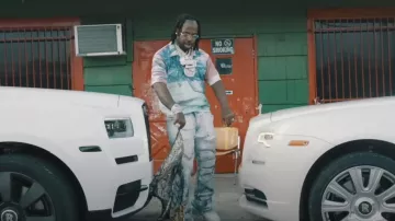 Who Decides War Pink & Green Palm Tree Polo usado por EST Gee en EST Gee - XXL (Official Music Video)