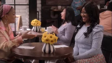 Suéter de punto floral de Zara usado por Sheila Morrison (Dayna Dooley) como se ve en The Upshaws (S03E04)