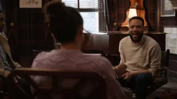 Suéter de tablero de ajedrez Madewell usado por Jonathan (Jason Veasey) como se ve en Only Murders in the Building (S03E03)