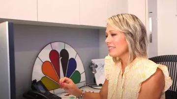 Loft Eyelet Ruffle Tie Neck Top porté par Dylan Dreyer comme vu dans Aujourd’hui le 15 août 2023
