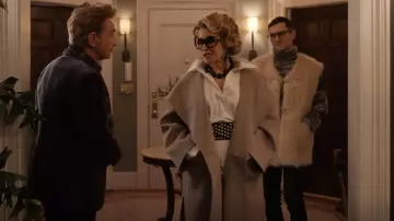 Totême Manteau signature porté par Donna Demeo (Linda Emond) tel qu’on le voit dans Only Murders in the Building (S03E03)