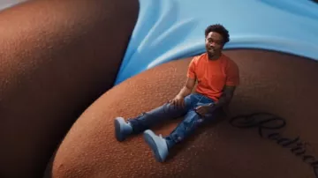 Loewe Orange Anagram Logo T-Shirt porté par Roddy Ricch dans Closed Doors (clip vidéo) avec Trippie Redd