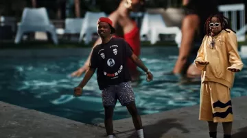Paly Black Elvis King Is Alive T-shirt porté par Roddy Ricch dans Closed Doors (clip vidéo) avec Trippie Redd