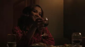 Bar III Estampado de cuello largo con cuello largo para mujer, creado para Macy's usado por Fatima (L'lerrét Jazelle) como se ve en The Chi (S06E02)