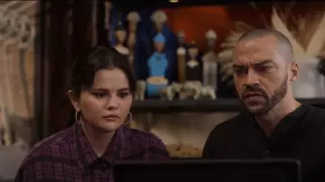 Saks Fifth Avenue 14K Yellow Beaded Hoop Boucles d’oreilles portées par Mabel Mora (Selena Gomez) comme on le voit dans Only Murders in the Building (S03E03)