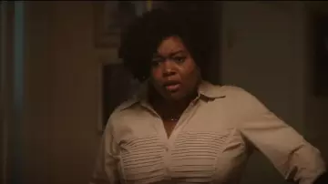 Zac & Rachel boutonne le bas avec des inserts en tricot côtelé portés par Lynae (Zaria Imani Primer) comme on le voit dans The Chi (S06E02)