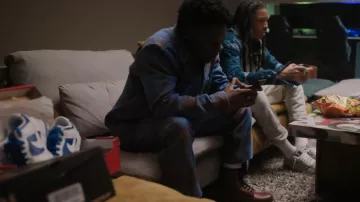 Sábados NYC George Plaid Pantalones usados por Kevin Williams (Alex R. Hibbert) como se ve en The Chi (S06E02)