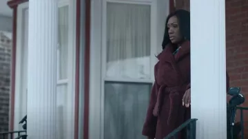 Apparis Subi Faux Fur Wrap Teddy Coat usado por Deja (Carolyn Michelle Smith) como se ve en The Chi (S06E02)