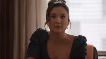 Madewell Enamel Gummy Bear Huggie Hoops usados por Kimber (Ashley Park) como se ve en Only Murders in the Building (S03E03)