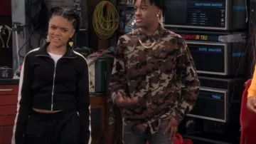Chaqueta deportiva de H&M usada por Aaliyah Upshaw (Khali Spraggins) como se ve en The Upshaws (S03E06)