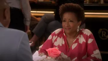 Theory Petal Open V-Neck Collected Short-Sleeve Silk Blouse porté par Lucretia Turner (Wanda Sykes) comme on le voit dans The Upshaws (S03E06)