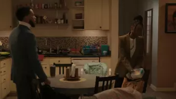 Zara Shopper Mustard Dark Yellow Tote Bag porté par Kiesha Williams (Birgundi Baker) comme on le voit dans The Chi (S06E02)