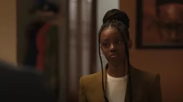 Blazer ajustado sin solapa de Zara en verde oliva usado por Kiesha Williams (Birgundi Baker) como se ve en The Chi (S06E02)