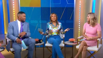 Michael Kors Pantalones acampanados de cintura alta usados por Robin Roberts como se ve en Good Morning America el 15 de agosto de 2023