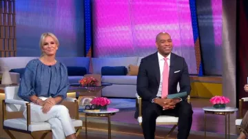 Vanessa Bruno Vanea Top porté par Jennifer Ashton vu dans Good Morning America le 15 août 2023