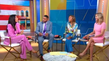 Temperley London Clove Velvet Pantalones de cintura usados por Padma Lakshmi como se ve en Good Morning America el 15 de agosto de 2023