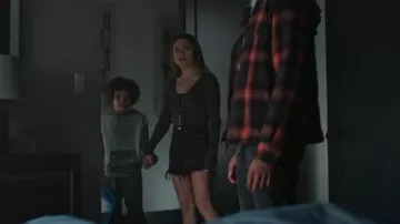 Fille préférée The Darcy Cardigan portée par Blake Navarro (Bella Shepard) vue dans Wolf Pack (S01E08)