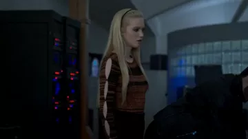 Wayf Lexie Cut Out Sleeve Bodysuit usado por Luna Briggs (Chloe Rose Robertson) como se ve en Wolf Pack (S01E08)