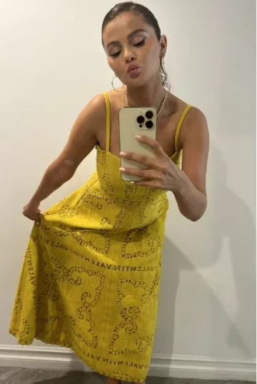 Valentino Logo Lace Cotton Blend Robe Midi portée par Selena Gomez sur sa story Instagram le 15 août 2023