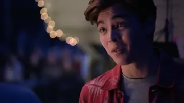 Scotch & Soda Ikat Denim-Detailed Jacquard Overshirt usado por Mack (Matthew Sato) como se ve en High School Musical: The Musical: The Series (S04E08)