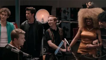 Forever 21 Satin Ruched Midi Robe en amande portée par Kourtney (Dara Reneé) vue dans High School Musical: The Musical: The Series (S04E08)