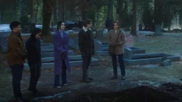 Babaton Le manteau Slouch porté par Kennedy McMann vu dans Nancy Drew (S04E12)