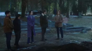 Babaton Le manteau Slouch porté par Kennedy McMann vu dans Nancy Drew (S04E12)