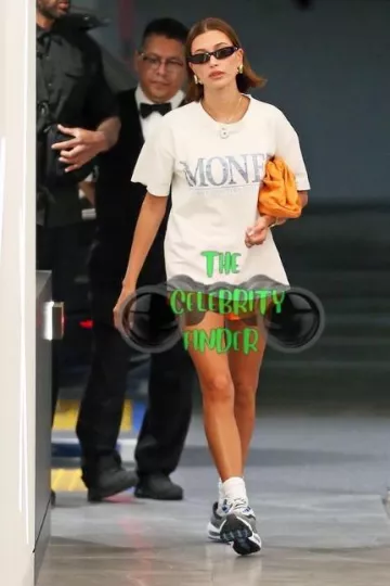 Lunettes de soleil Saint Laurent 557 portées par Hailey Baldwin à Los Angeles le 16 août 2023